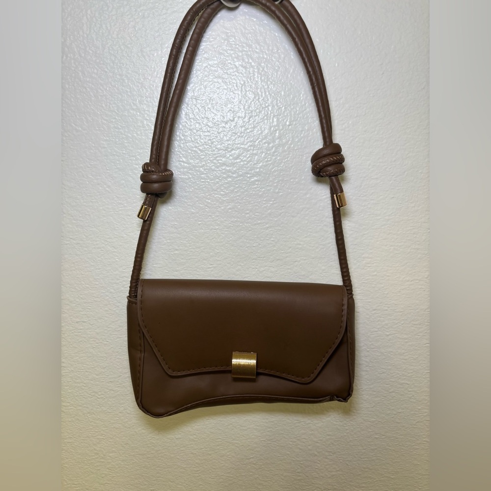 Elegant Brown Leather Handbag - Picture 2 of 5